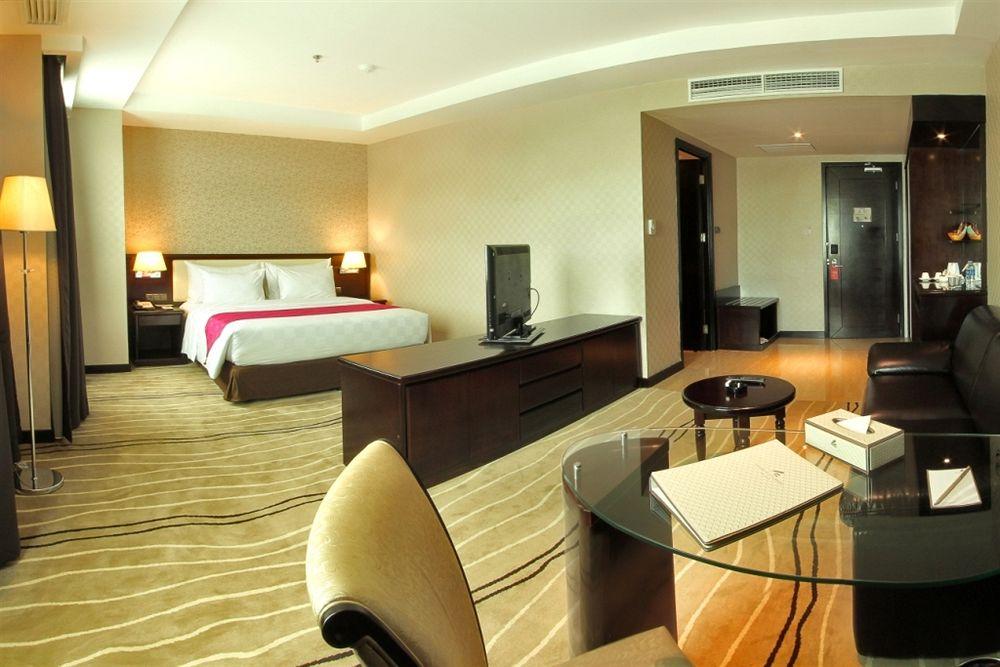 โฟร์ พอยต์ บาย เชอราตัน เมดาน Hotel ภายนอก รูปภาพ