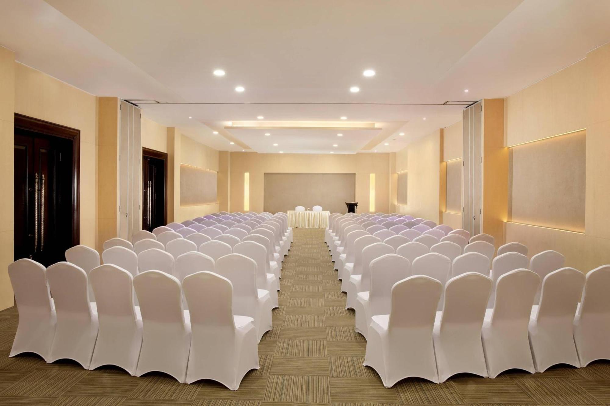 โฟร์ พอยต์ บาย เชอราตัน เมดาน Hotel ภายนอก รูปภาพ