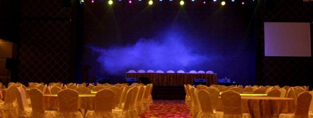 โฟร์ พอยต์ บาย เชอราตัน เมดาน Hotel ภายนอก รูปภาพ