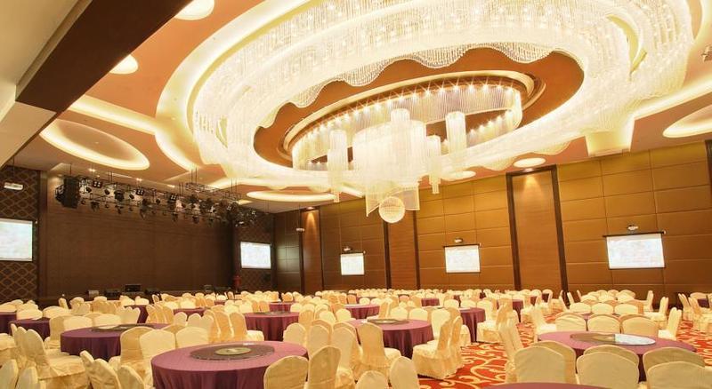 โฟร์ พอยต์ บาย เชอราตัน เมดาน Hotel ภายนอก รูปภาพ